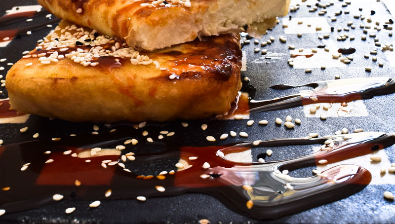 Φέτα σε κρούστα με σάλτσα μελιού Smoked Chili Melefsis