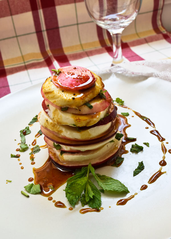 Φρουτοσαλάτα Caprese με σάλτσα μελιού Curry & Saffron Melefsis