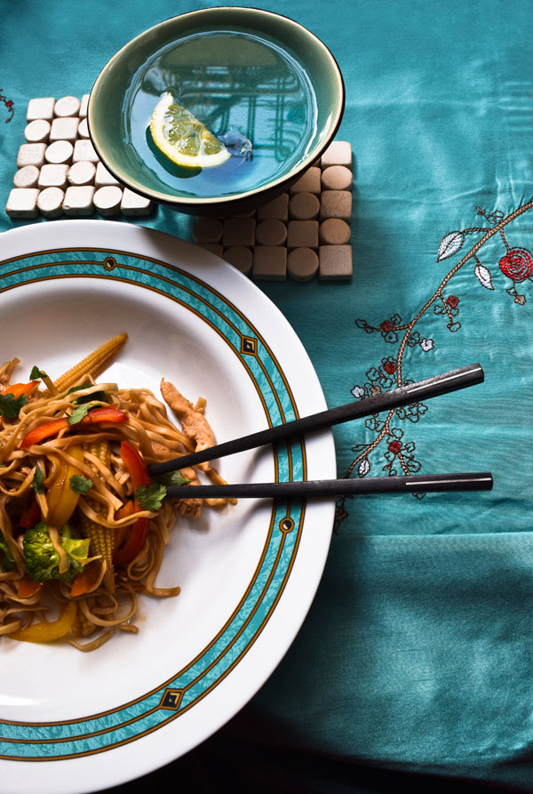 Stir-Fry Νούντλς με Κοτόπουλο και Σάλτσα Μελιού με Πέντε Μπαχαρικά Melefsis